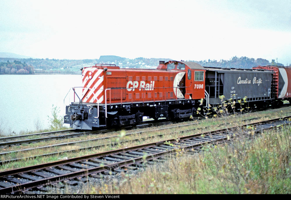 CP Rail S2 #7096 near Newport. Note the AAR style trucks on S2